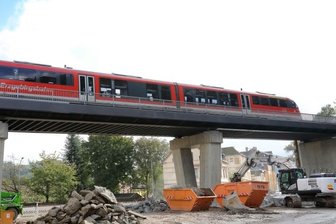 Zug rollt, Kreisverkehr in Arbeit -