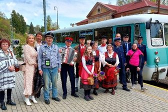 Zug um Zug über die Grenze hinweg - Teilnehmer der Premierenfahrt des OVEB nach Kraslice.
