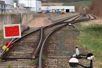 Zug um Zug zieht sich die Bahn aus dem Industriegebiet zurück - Neben der Firma Geberit wurde bereits eines der Gleise für Frachtanlieferungen ins Gewerbegebiet "Am Auersberg" entfernt. Denn die Belieferung per Güterzug ist auch dort für immer weniger Betriebe wirtschaftlich interessant.