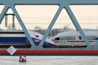 Zug verspätet, Anschluss in den Urlaub verpasst: Ein unfreiwilliger Selbsttest der Fahrgastrechte - TGV und ein ICE sehen ähnlich aus. Doch einer der beiden ist deutlich pünktlicher.