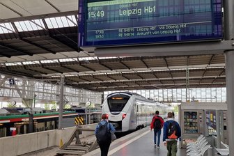 Zug von Chemnitz nach Leipzig: Nach monatelanger Sperrung enden Bauarbeiten auf der Strecke - Die Zusatzzüge über Döbeln sorgten während der Bauarbeiten auf der Strecke zwischen Chemnitz und Leipzig für eine Alternative zum Schienenersatzverkehr.