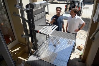 Zugang zu Arztpraxis in Treuen wird barrierefrei - TWV-Geschäftsführer Alexander Spitzner (rechts) freut sich, dass künftig auch Menschen mit einer Gehbehinderung einen barrierefreien Zugang zur Praxis haben.