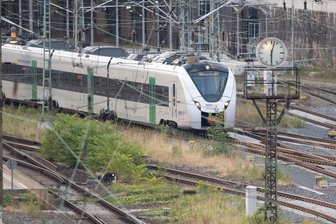 Zugausfälle bei der MRB in Sachsen: Im September kommt es dicke - Ein Zug der Mitteldeutschen Regiobahn (MRB) fährt am Hauptbahnhof Dresden auf einem Gleis.
