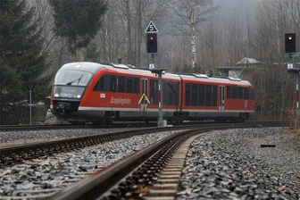 Zugausfälle bei Erzgebirgsbahn: Ersatzteile für Triebfahrzeuge fehlen - Entspannung in nächsten 14 Tagen nicht zu erwarten - Die Erzgebirgsbahn bei der Einfahrt in den Bahnhof Annaberg.