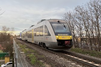 Zugausfälle zwischen Chemnitz und Leipzig: „Das geht über normale Anlaufschwierigkeiten weit hinaus“ - Fahrgäste auf der Strecke Chemnitz–Leipzig brauchen aktuell starke Nerven. Am Mittwochmorgen blieb erneut ein Zug liegen.