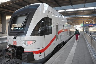 Zugausfall: Warum der IC nach Rostock am Dienstagvormittag einen Bogen um Freiberg machte - Der Intercity (IC) von Chemnitz nach Rostock, hier ein Archivbild, hielt am Dienstagvormittag nicht in Freiberg.