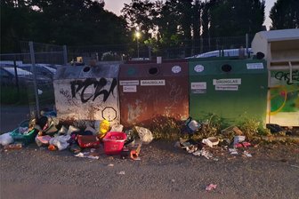 Zugemüllt: Wie die Stadt Zwickau illegalen Abfall an Glascontainern in den Griff kriegen will - Ein fast alltägliches Bild: Unbekannte laden offenbar besonders gern Müll an Sammelcontainern an der Stephan-Roth-Straße in Zwickau ab.