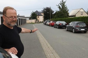 Zugeparkte Straßen in Mosel: Bürger verärgert über VW-Mitarbeiter - Michael Eissmann gehört zu den Initiatoren einer Unterschriftenaktion, an der sich mehr als 100 Anwohner beteiligt haben. Sie wünschen sich, dass die Schlunziger Straße nicht mehr zugeparkt wird. 