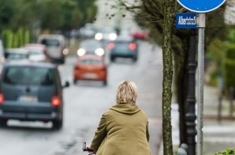Zugeparkter Radweg sorgt für Ärger - Der Radweg an der Albertstraße in Olbernhau. 