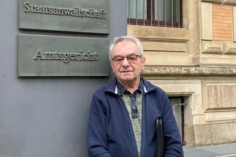 Zugetreten, „als wolle er einen Fußball abschießen“: Zwickauer Rentner tobt vor Gericht - Hans-Günter Hertel nach der Verhandlung vor dem Amtsgericht. Das Verfahren ist nach dem Urteil für ihn noch nicht beendet. Er will sich jetzt an den Bundeskanzler wenden.
