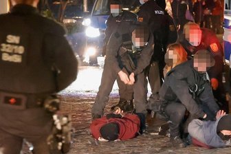 Zugriff bei Chemnitzer Demonstration am Montag: Wen oder was schützte hier die Polizei? - Teilnehmer der angemeldeten Demonstration gegen die wöchentlichen "Spaziergänge" der Corona-Maßnahmen-Gegner nach dem Zugriff der Polizei am Montagabend. Der Einsatz hat Fragen aufgeworfen.