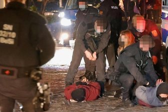 Zugriff bei Protest gegen Corona-Spaziergänger in Chemnitz: Vorgehen der Polizei war "riesen Rechtsbruch" - Teilnehmer der angemeldeten Demonstration gegen die wöchentlichen "Spaziergänge" der Corona-Maßnahmen-Gegner nach dem Zugriff der Polizei am Montagabend. Der Einsatz hat Fragen aufgeworfen.