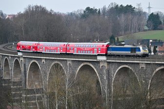 Zugstrecke Chemnitz – Leipzig: Ausfälle beim RE 6 auch am Mittwoch - Ein MRB-Zug zwischen Leipzig und Chemnitz – hier auf dem Bahrebach-Viadukt, der die A 4 überspannt.