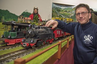 Zugträume in Miniatur: Adorfer Modelleisenbahnausstellung verzaubert Besucher - Mario Dietz, 1. Vorstand des Obervogtländischen Modelleisenbahnclubs in Adorf, an einer Garten-Eisenbahn im Maßstab 1:22,5. Es ist die größte Anlage in der Schau des Vereins.