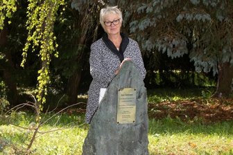 Zugunglück 1972 bei Crimmitschau forderte 28 Menschenleben: Gedenkstein erinnert nun an die Opfer - Regina Grimm am neu errichteten Gedenkstein, der am Sonntag im Arboretum eingeweiht wurde. Er erinnert an ihren Mann Ulrich Schweitzer und Claudia Wildner - zwei der Plauener, die das Zugunglück bei Schweinsburg-Culten am 30. Oktober vor 50 Jahren nicht überlebten. 