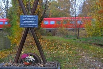 Dieses Mahnmal erinnert heute am Unglücksort an das Ereignis.