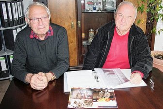 Zugunglück: Zeitzeugen erinnern sich - Die Zeitzeugen Horst Neupert (links) und Falk Löffler bei der Sichtung und Aufarbeitung von Unterlagen aus der Zeit des Eisenbahnunglücks im Bereich des Bahnhofs Schweinsburg-Culten vor 50 Jahren.