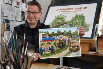 Zugunsten eines Kinder- und Jugendprojektes: Diese Waldenburg-Karikatur wird versteigert - Veit Schenderlein mit der Waldenburg-Karikatur, die nun versteigert wird. 