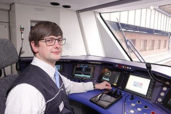 Zugverkehr in Zwickau: Der Mann am Steuerhebel bleibt auch in hitzigen Situationen cool - Triebfahrzeugführer Martin Bauer an seinem Arbeitsplatz bei der Mitteldeutschen Regiobahn. Die Tätigkeit im Führerstand ist vielseitig und abwechslungsreich. Keine Zugfahrt gleicht der anderen. 