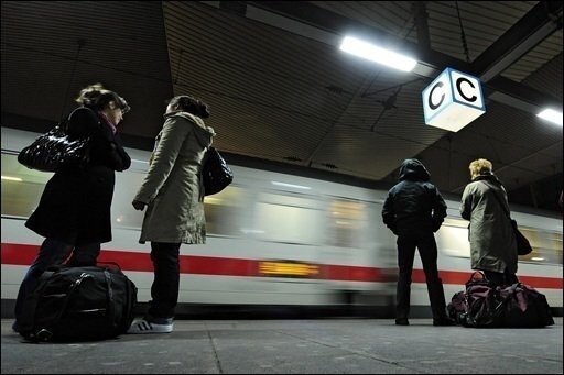 Zugverkehr nach Warnstreiks-Ende wieder weitgehend normal - Nach dem Ende der Warnstreiks bei der Deutschen Bahn läuft der Zugverkehr nach Konzernangaben wieder weitgehend normal. Das Foto zeigt Bahnreisende in Düsseldorf. 