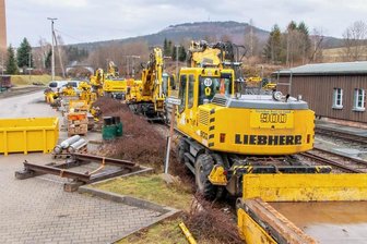 Zugverkehr zwischen Annaberg und Oberwiesenthal stark eingeschränkt - Auf dem Bahnhof in Cranzahl bestimmen derzeit Baumaschinen das Geschehen. Entlang der Strecke nach Annaberg-Buchholz finden Gleisbauarbeiten statt. 