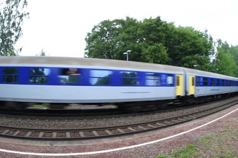 Zugverkehr zwischen Chemnitz und Leipzig unterbrochen: Reisende stranden unterwegs und warten auf Busse - Auf der Strecke zwischen Chemnitz und Leipzig müssen Reisende am Dienstag mit Ausfällen und Verspätungen rechnen.