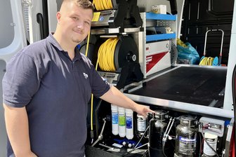 „Zuhause geht’s am besten mit viel Schaum“: Wie Zwickauer Reinigungsprofis Scheiben putzen - Max König zeigt die Filteranlage, mit denen Wasser für die Fensterreinigung aufbereitet wird.