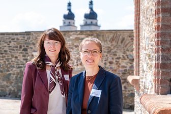 Zukunft der Medizin im Vogtland: Experten erklären, wie Arztassistenten die Ärztenot lindern können - Dr. Anne Zeidler (l.), Professorin im Studiengang PA, und dessen Leiterin, Prof. Dr. Maria Stöckner, organisierten die Tagung.