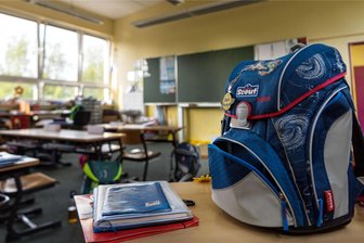 Zukunft der Schulen: Das sind die Knackpunkte im Vogtland - Schulranzen und Hefte liegen auf einem Tisch in einem Klassenraum in einer Grundschule: Die Kreisräte haben mit der Fortschreibung des Schulnetzplans im Vogtland den Bestand aller Bildungseinrichtungen im Landkreis für die nächsten Jahre festgeschrieben.