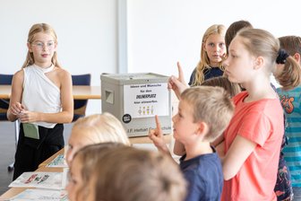 Zukunft des Dillnerplatzes: Kinder sammeln Ideen im Plauener Rathaus - Hortkinder der Herbart-Grundschule sammeln Ideen für die Gestaltung des Dillnerplatzes.