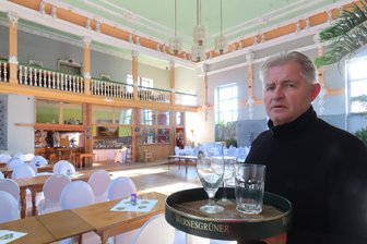 Zukunft eines Traditionsgasthofs vor den Toren Crimmitschaus ist ungewiss - Wirt Winfried Wiesner im Saal des Gasthofs Lauenhain. Der wird wegen seiner Stuckelemente von Gästen gern mal mit der „Neuen Welt“ in Zwickau verglichen.