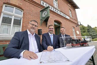 Zukunft gesichert: Bei Museumsbahn im Erzgebirge kann es weiter dampfen - Die Bürgermeister (v.l.: Volkmar Viehweg, Andreas Gruner, Thomas Lang) beim Unterzeichnen.