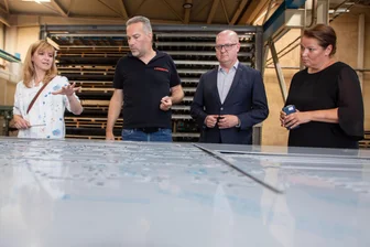 Zukunft in Indien? Wie dieses Unternehmen aus dem Vogtland in wirtschaftlich schwierigen Zeiten stabil bleiben will - Firmenbesuch: Die Plauener SPD-Landtagsabgeordnete Juliane Pfeil, Geschäftsführer Titus Lehmann, SPD-Landeschef Henning Homann und Betriebsleiterin Katharina Büttner (von links).