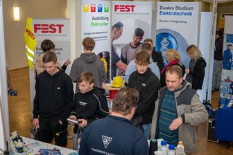 Zukunft in Mittelsachsen: Noch Ausstellerplätze für Fachkräftemesse in Döbeln frei - Bei der Messe ermöglichen Gespräche einen unmittelbaren Austausch zu beruflichen Perspektiven.