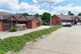 Zukunft leerer Kaufhallen in Brand-Erbisdorf ungewiss - Der ehemalige Aldi-Markt an der B 101 in Brand-Erbisdorf steht leer, auch die frühere Deichmann-Filiale (rechts).