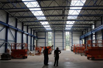 Zukunft Solar: Meiser Vogtland erweitert Hallen für ein neues Geschäftsfeld - Der neue Hallenanbau auf dem Gelände von Meiser Vogtland ist so gut wie fertig.