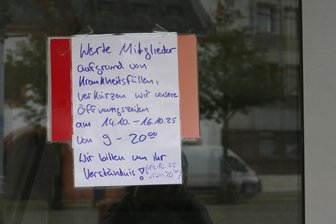 Zukunft von Fitnessstudio „Clever Fit“ in Zwickau unklar: Was bisher bekannt ist - Dieser Hinweis am Fitnessstudio entsprach nicht der Realität.