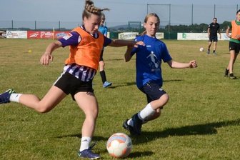 Zukunfts-Projekt nimmt neuen Anlauf - Aktuell trainieren zwischen 20 und 30 Mädchen wöchentlich bei der neuen Nachwuchsmannschaft der SpG Neustadt/Jößnitz. Interessierte Sportlerinnen sind auch weiterhin herzlich eingeladen.