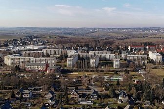 Zukunftspläne für Lugauer Wohngebiet lassen viel Spielraum - Das neue Lugauer Fördergebiet ist rund 42 Hektar groß und umfasst neben dem Plattenbaugebiet an der Sallauminer Straße unter anderem auch den Bereich der Oberschule, des Stadtbades, des Sportplatzes und der Alten Waldstraße. Bis zu rund 12 Millionen können hier investiert werden. Zwei Drittel davon sollen als Fördermittel fließen. Was am Ende konkret umgesetzt wird, wird nach den aktuellen Erfordernissen entschieden. 