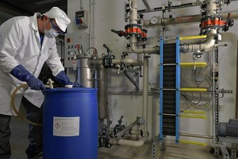 Zukunftspreis für Freiberger Unternehmen - Im Unternehmen Lux-Chemtech in Freiberg: Mitarbeiter Thomas Richter steht vor einer Filtrationseinheit und füllt gereinigte Lithiumbromidlösung für die Wiederverwendung ab.