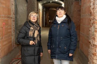 Zukunftsprojekt im Erzgebirge: Ehrenfriedersdorf verwandelt altes Amtsgericht in neue Grundschule - Noch steht nur der Rohbau. Doch Ehrenfriedersdorfs Bürgermeisterin Silke Franzl (links) und Grundschulleiterin Karina Gerlach können sich schon gut vorstellen, wie die künftige Grundschule im Inneren einmal aussehen wird.