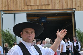 Zukunftsregion Zwickau: Zimmermann bewahrt historischen Bauernhof in Crinitzberg vor dem Abriss - Falk Baumann, Inhaber der gleichnamigen Zimmerei und Photovoltaik-Firma in Crinitzberg, hat die Scheune des alten Bauernhofes zum Firmensitz umgebaut. Finanziell unterstützt wurde das Projekt von der Leaderregion „Zukunftsregion Zwickau“ – mit Fördermitteln für den ländlichen Raum.