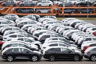 Zukunftsstrategie für Südwestsachsen: In Chemnitz fällt der Startschuss für die Neuausrichtung der Wirtschaft - Auf einem Parkplatz im Werk von Volkswagen in Zwickau stehen Neufahrzeuge vor der Auslieferung. Die Automobil- und Zulieferindustrie steht vor einem tiefgreifenden Strukturwandel.