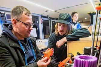 Zukunftstechnik aus Dresden macht Halt in Lößnitz - Besucher Michael Einsiedel (l.) aus Lößnitz, lässt sich am Dienstag von Workshopleiter Haakon Hilse (r.) den 3D-Drucker erklären.