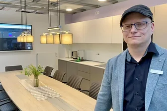 Zukunftstechnologien in Chemnitz: Wie das E-Haus Digitalisierung und Handwerk zusammenbringt - Es sieht aus wie im Einrichtungshaus, ist aber voller Hightech. Das E-Haus der Handwerkskammer Chemnitz. Hendrik Morgner zeigte Kollegen aus ganz Deutschland die Bedeutung der Zukunftstechnologien für die Verzahnung von Ausbildungsberufen.
