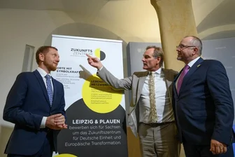 07.09.2022, Sachsen, Dresden: Michael Kretschmer (CDU, l-r), Ministerpräsident von Sachsen, Burkhard Jung (SPD), Oberbürgermeister von Leipzig, und Steffen Zenner (CDU), Oberbürgermeister von Plauen, stehen nach der Vorstellung des Konzeptes der Bewerbung für das «Zukunftszentrum für Deutsche Einheit und Europäische Transformation» in der Staatskanzlei vor einem Plakat.