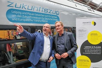 Zukunftszentrum: Plauener OB stänkert gegen Sieger - Die Oberbürgermeister von Plauen und Leipzig, Steffen Zenner (links, CDU) und Burkhard Jung (SPD), warben - wie hier im September am sogenannten Zukunftszug - um den Standort des Zukunftszentrums. Am Ende machte ein anderer Bewerber das Rennen.