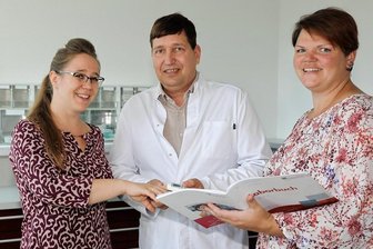 Zulauf enorm: Stollbergs neuer Hausarzt - Zum Praxisteam des Allgemeinmediziners Martin Grzelkowski in Stollberg gehören Anne Helbig (links) und Anett Riegler. Logopädin