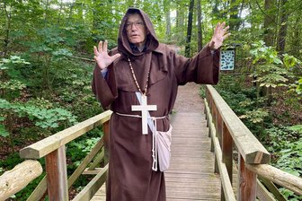 Zum 1. Mai in Crimmitschau: Stadtführer berichtet über Schauriges aus dem Sahnpark - Im Mönchsgewand führt Helge Klemm am 1. Mai Interessierte durch den Crimmitschauer Sahnpark.