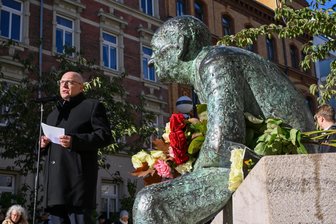 Zum 100. Geburtstag von Justin Sonder: Infotafel auf dem Brühl in Chemnitz enthüllt - OB Sven Schulze zitierte Sonder: „Wer denkt, es kann sich nicht wiederholen, der irrt.“